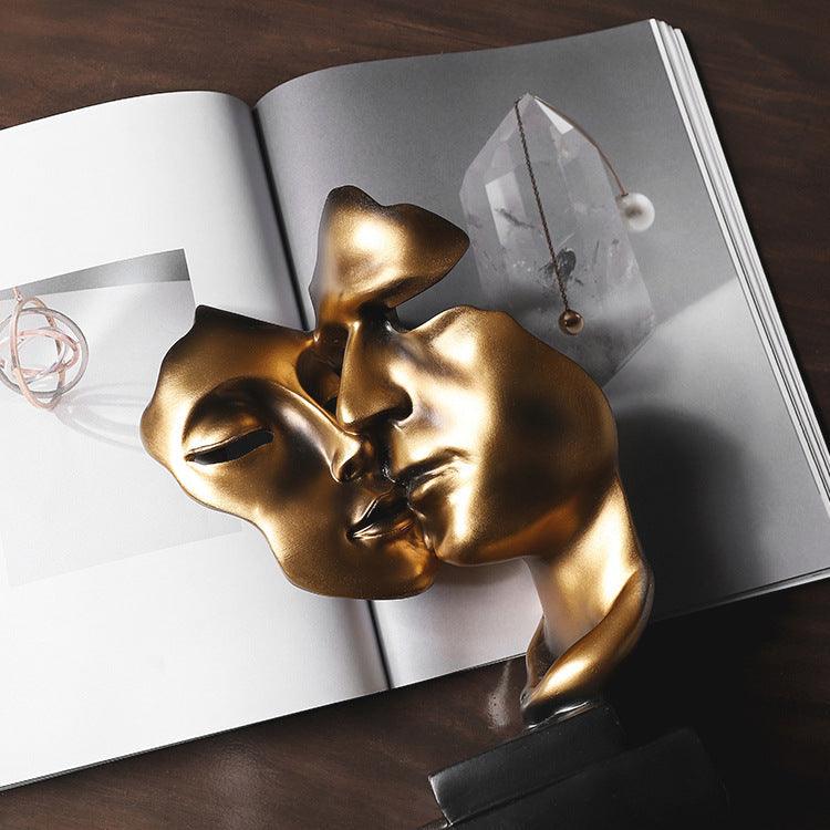 Kaelith – Sculptură abstractă a chipului auriu