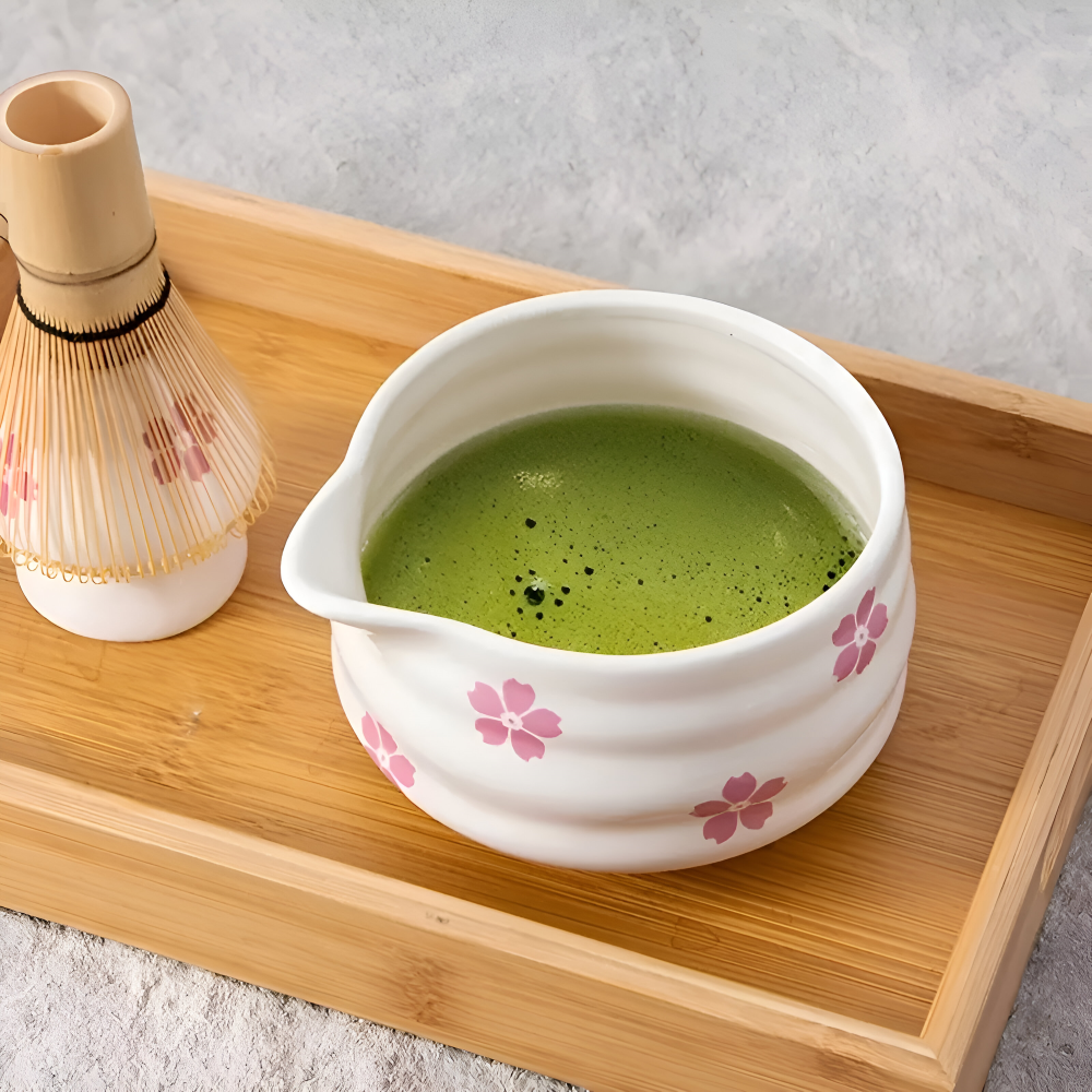 Hanamori – Ensemble Matcha Floral Blanc 5 pièces avec Verseuse et Fouet en Bambou