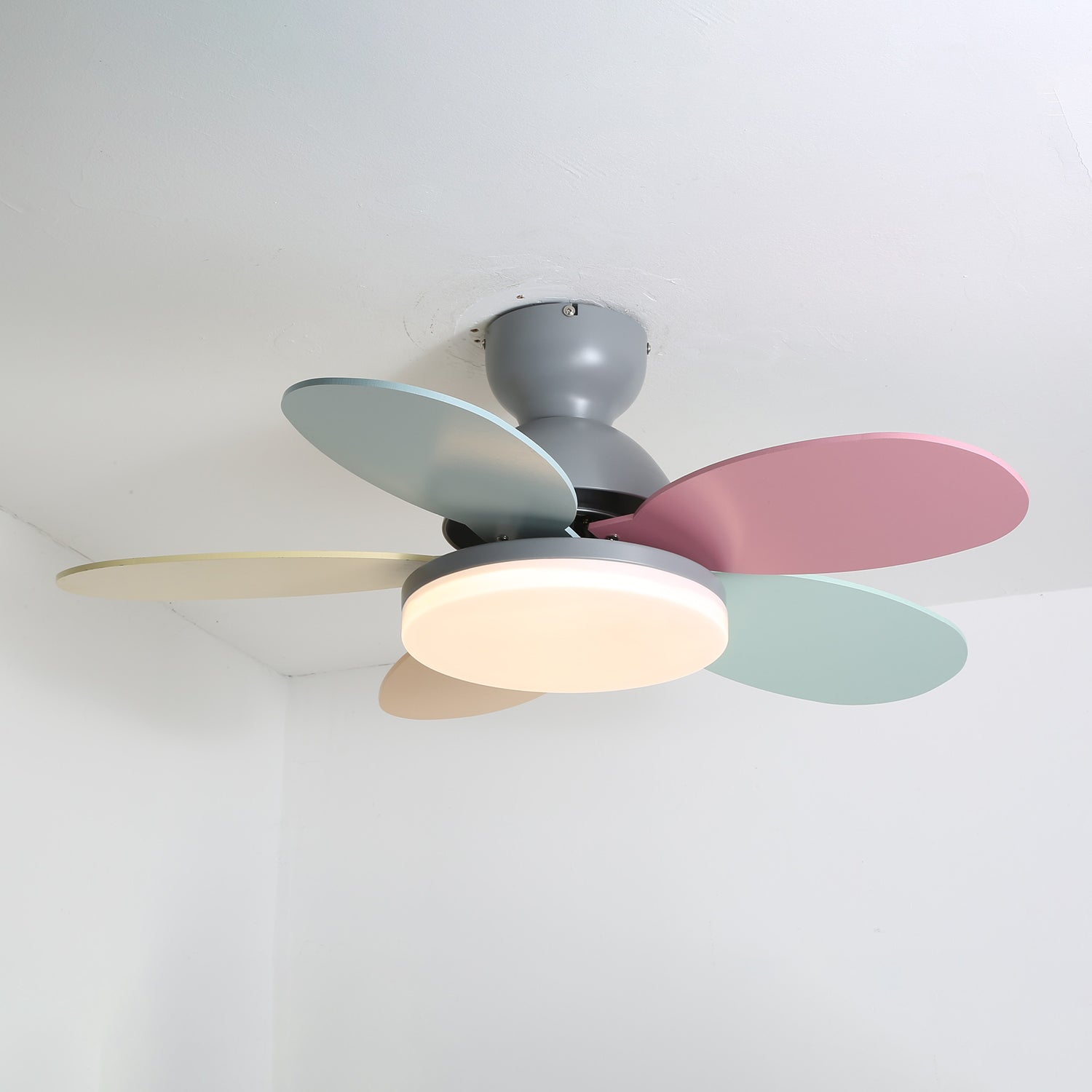 Aurelium – Modern Ceiling Fan with LED Lighting and Multicolor Blades