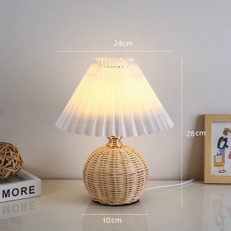 Luzava - Retro Bedlamp met Geplooide Kap en Rotanaccent