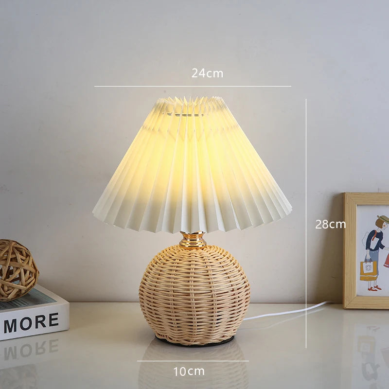 Luzava - Retro Bedlamp met Geplooide Kap en Rotanaccent